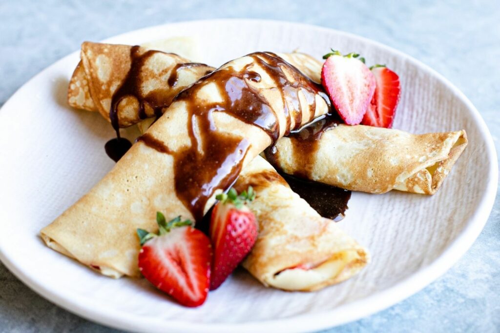 Französische Crêpes mit Schokolade und Beeren