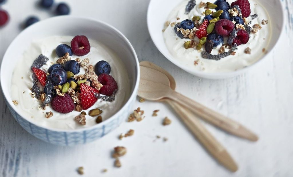 Griechischer Joghurt mit Beeren und Nüssen