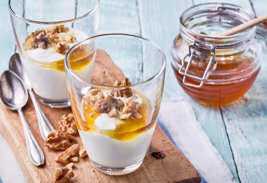 Griechisches Joghurt-Dessert mit Honig und Nüssen