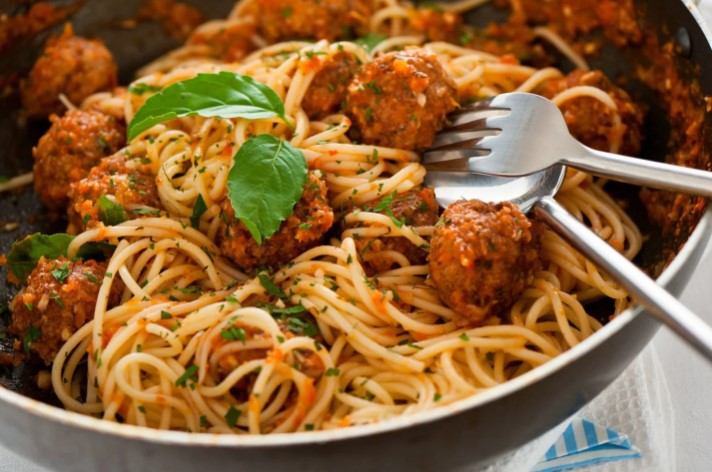 Spaghetti mit Hähnchenfleischbällchen