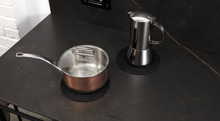 Induktionskochfeld in der Arbeitsplatte