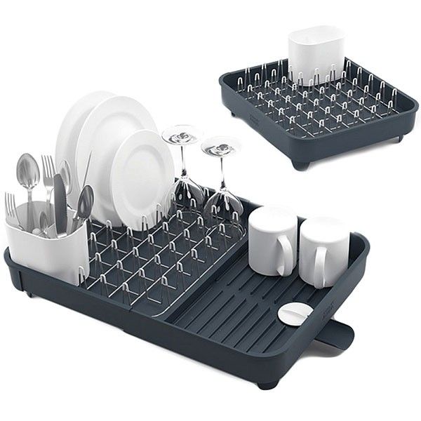 Ein weißes Kunststoff-Abtropfgestell mit Auffangschale, gefüllt mit frisch gespültem Geschirr. Praktisch und leicht zu reinigen.