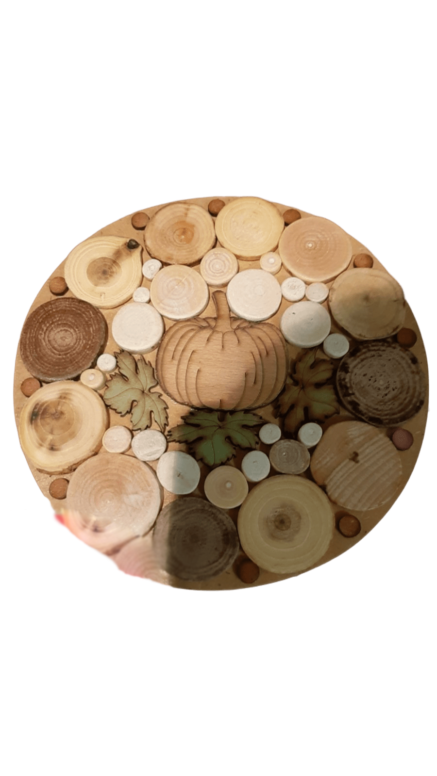 Medinis dekoratyvinis padėklas su moliūgo motyvu 18 cm – natūralus ir originalus Medinis dekoratyvinis padėklas su moliūgo motyvu 18 cm – natūralus ir originalus