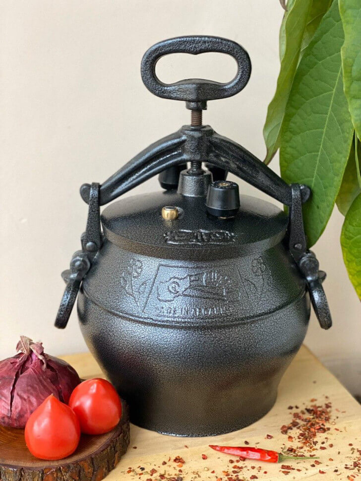 Hochwertiger Kessel für Gulasch – optimal für gleichmäßiges Erwärmen und intensiven Geschmack.