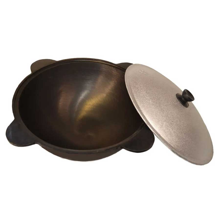 Authentischer Gulaschkessel aus robustem Gusseisen für traditionelle Schmorgerichte.