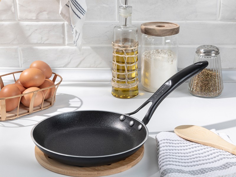 Hochwertige Bratpfanne aus Edelstahl mit Antihaftbeschichtung – ideal für den Induktionsherd.