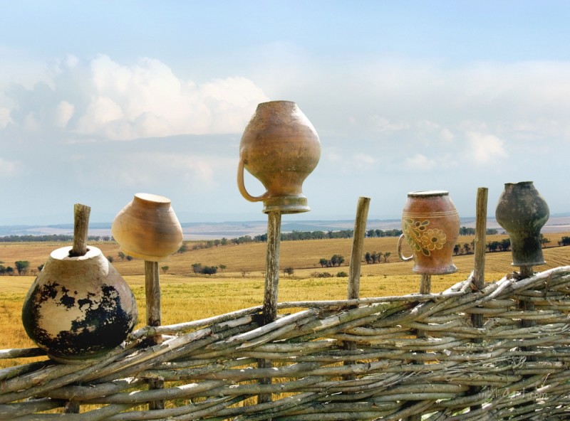 Verschiedene Krüge auf einem Tisch arrangiert: Keramikkrüge, emaillierte Krüge, Glas-Krüge und traditionelle Bierkrüge. Die Krüge sind in verschiedenen Größen und Designs erhältlich und eignen sich perfekt für Wasser, Bier oder Wein.