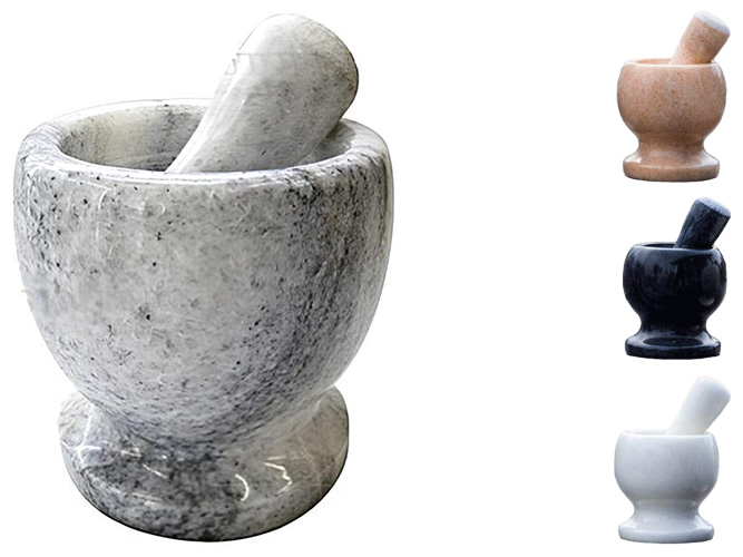 Foto eines klassischen Mörsers mit passendem Stößel, der das traditionelle Handwerk des Gewürzmahlens verkörpert – ideal, wenn Sie einen Mörser kaufen möchten, um Ihrer Küche zeitlose Qualität zu verleihen.