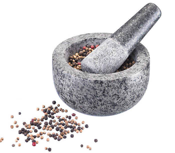 Abbildung eines traditionellen Mörsers mit passendem Stößel, der das handwerkliche Können beim Mahlen von Gewürzen in klassischen Küchen symbolisiert – ideal, wenn Sie einen Mörser kaufen möchten.