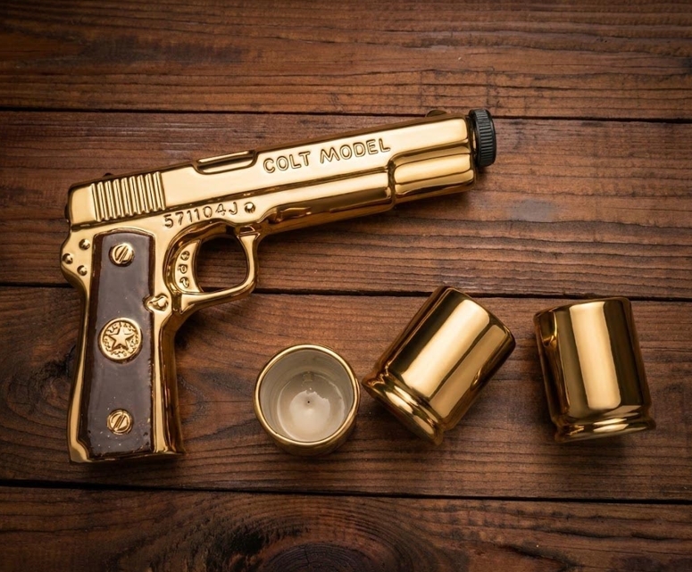 COLTAS Keramik Getränke-Set „Goldener Colt Revolver“ | 0,25 L, 3 Schnapsgläser in Patronenform – Bild 1