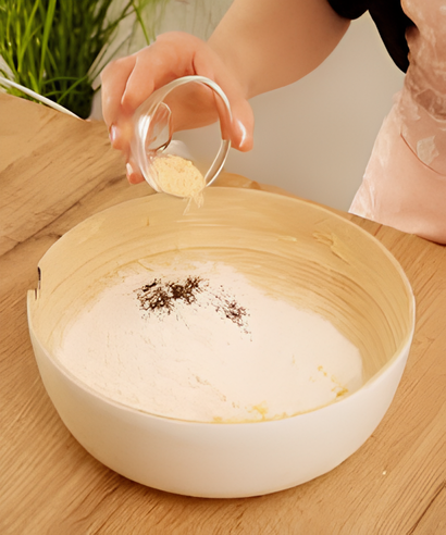 Krabbensalat Russisch auf einem weißen Teller, garniert mit frischem Dill – cremiger russischer Krabbensalat für Partys und Buffets