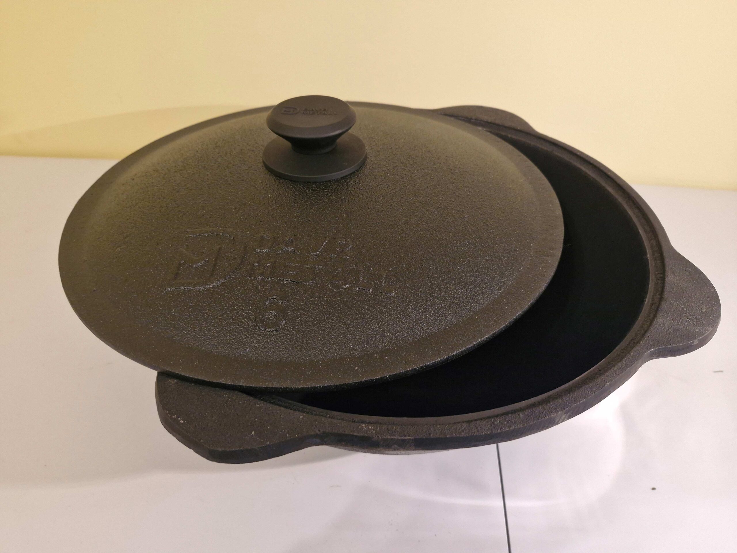 20251227_142918 Usbekischer Kasan aus Gusseisen DARV METAL 6,0 L, Geschliffene Innenseite, Flacher Boden – Bild 1