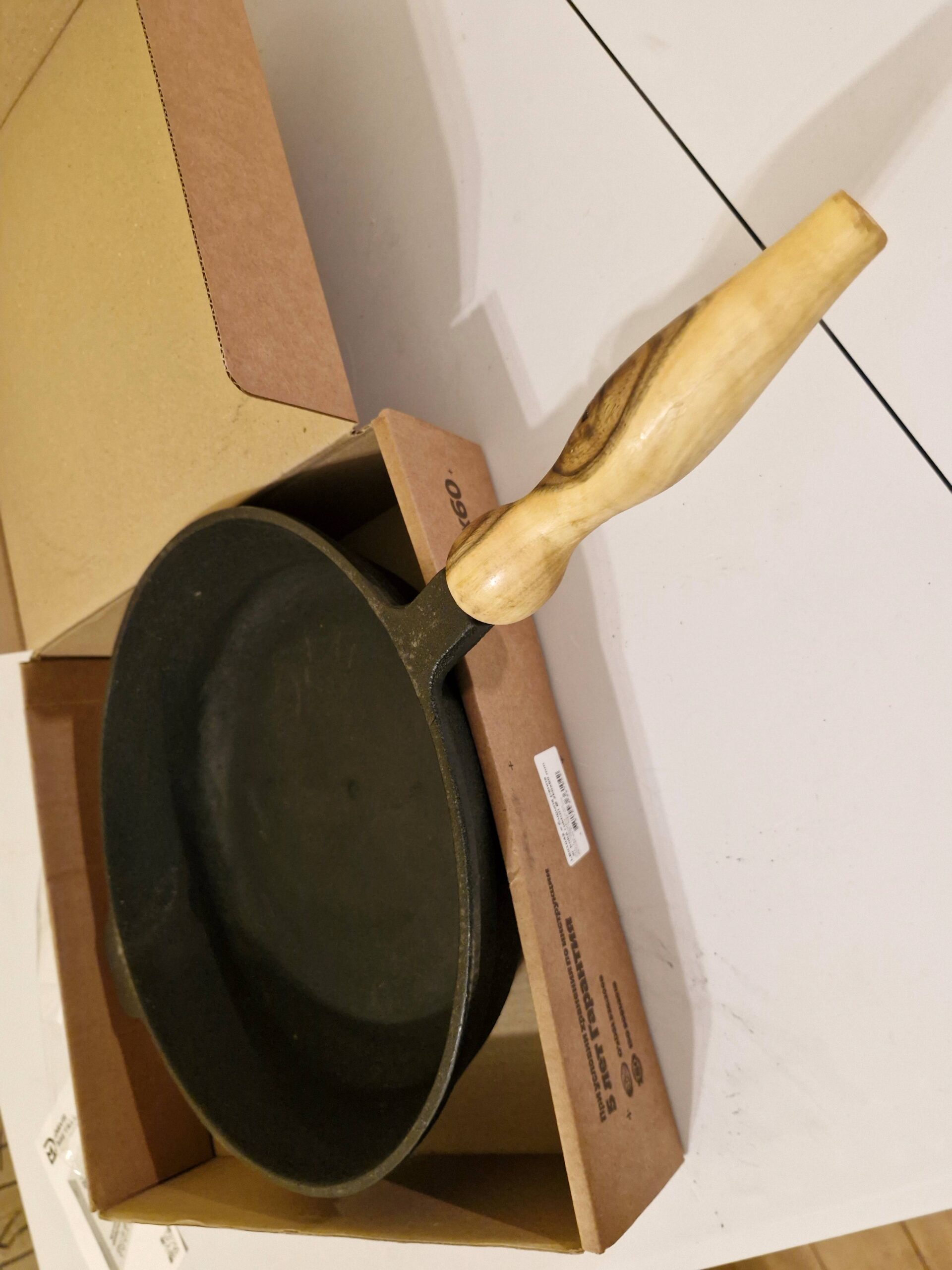 20260109_192003 DAVR METALL Ketauspfanne mit Holzgriff | 28 cm, Schwarz – Bild 1